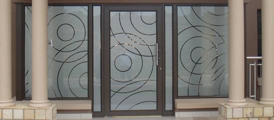 Дверные стекла, обработанные пескоструем, привносят в помещение новую точку зрения, порой полностью меняя интерьер.