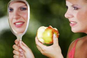 С помощью зеркал можно научиться правильно питаться 
