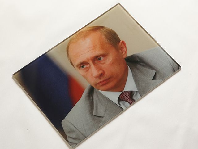 Портрет Путина на стекле